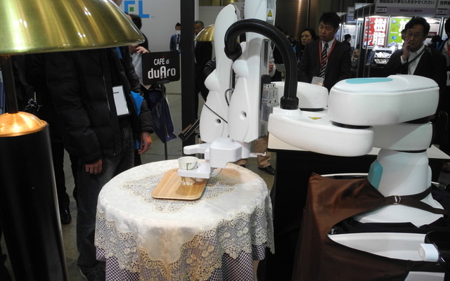 川崎重工のブースでは自社製ロボットがコーヒーを給仕