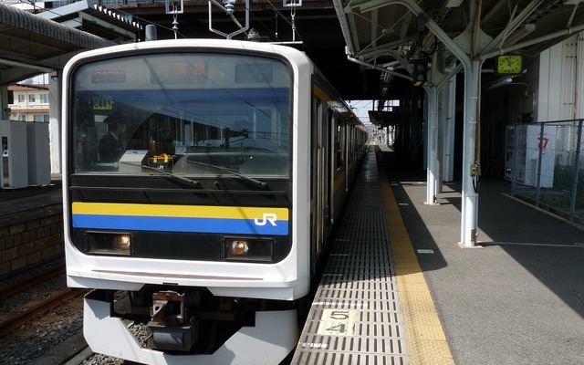 館山駅で発車を待つ内房線の普通列車。2017年3月ダイヤ改正で千葉～館山間を直通する普通列車が大幅に減る。