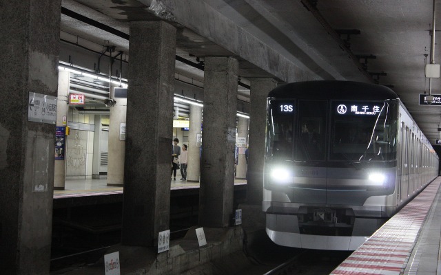 臨時列車として初めて営業運行を行った13000系の13101編成。車内は平日朝のような混雑だった。