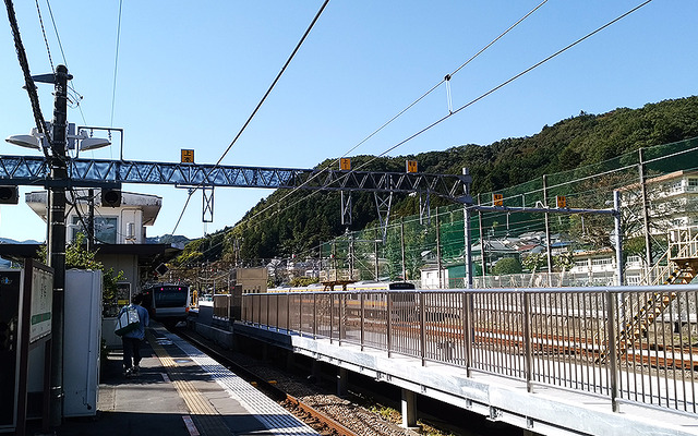 青梅駅の山側に出現した新ホーム（写真右）