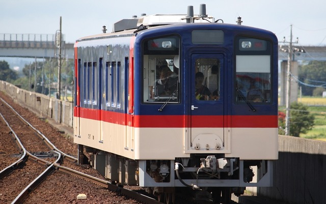 鹿島臨海鉄道の8000形がこのほど増備されて計3両になった。写真は2016年3月にデビューした8000形の8001号。