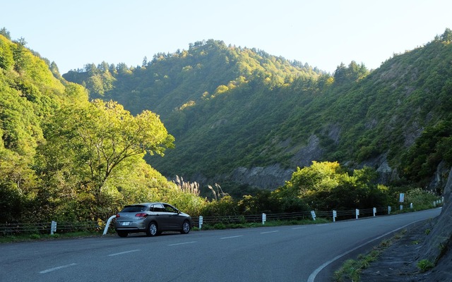 R352。ダム湖の奥部に向かうにつれ、最果て感が高まっていく。
