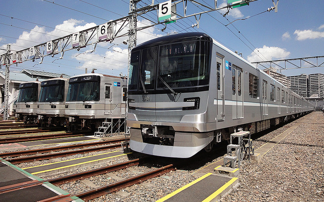 日比谷線の新型車13000系（右）と従来車03系