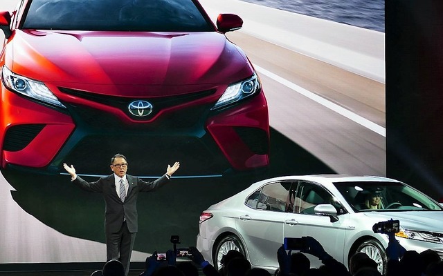 新型『カムリ』（北米モデル）の発表では豊田社長が登壇。エネルギッシュかつユーモアあふれるプレゼンテーションで、会場の笑いを何度も誘っていた。