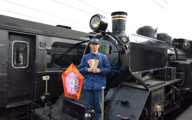ヘッドマークを取り付けた『合格祈願列車』。願い事が記された護摩木を蒸気機関車のボイラーに投入する。