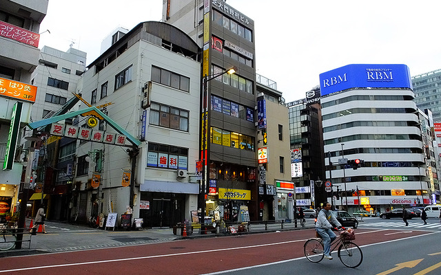 芝神明商店街と大門交差点（右）。新たなホテルはこの商店街の先に建つ