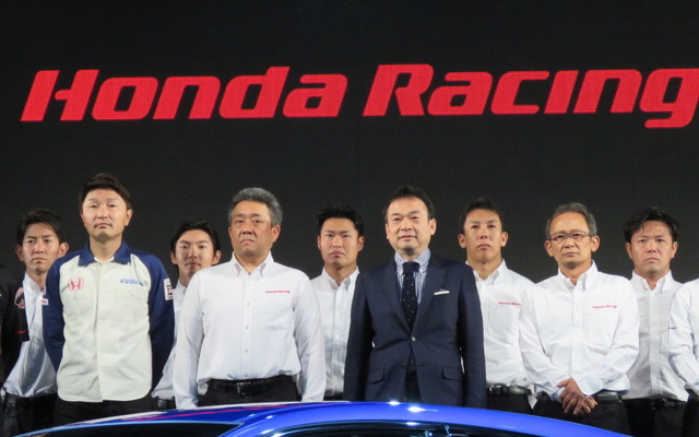 居並ぶSUPER GT参戦チームの面々とともに、前列左から2人目がホンダの山本モータースポーツ部長、中央が寺谷執行役員、その右が佐伯プロジェクトリーダー。