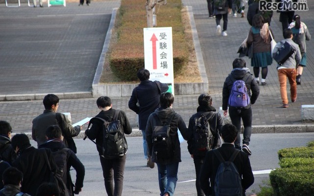 千葉県千葉大学西千葉地区試験場の正門をくぐり、受験教室へ向かう受験生たち