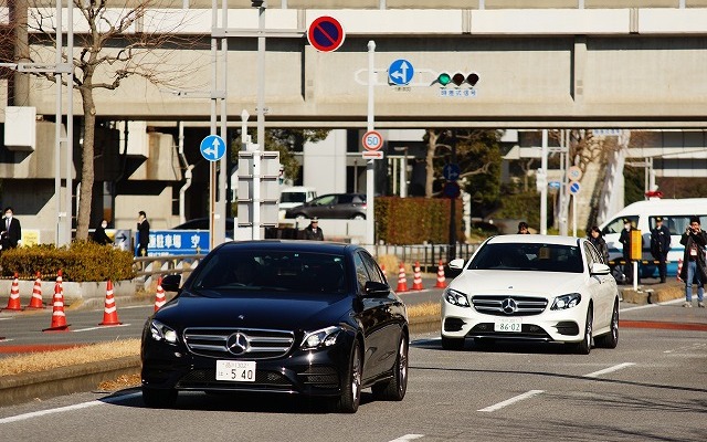 公道も会場扱いとして実施された先進車両のデモ走行。