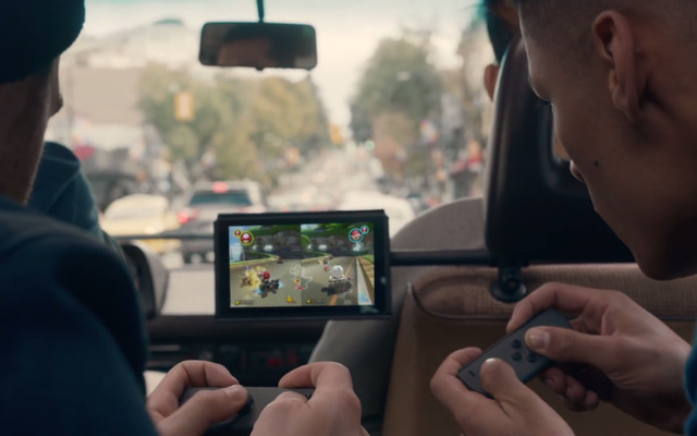 ニンテンドースイッチ 車内で遊ぶ様子