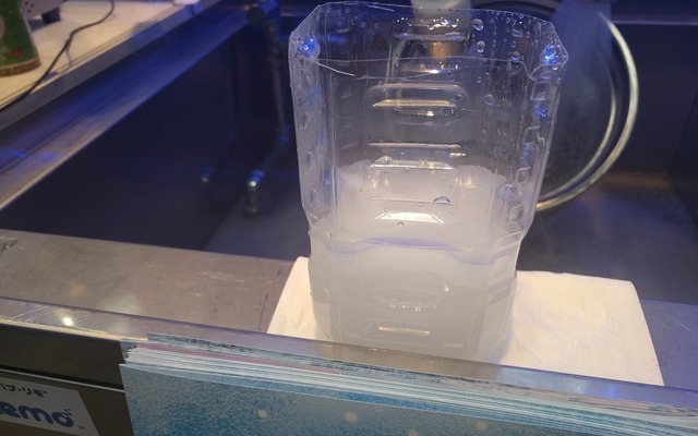 マイクロバブルを発生させた水。これで洗浄すると油分でさえも洗浄することができる。