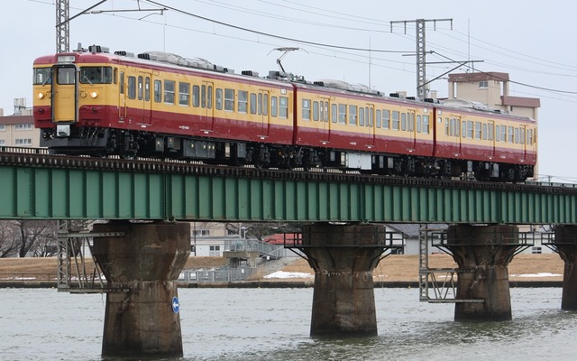 「初代・新潟色」をまとった新潟地区の115系。ツアー専用の団体臨時列車として運行された。