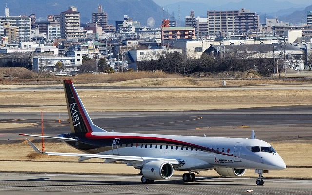 愛知県営名古屋空港の誘導路を進むMRJ初号機。