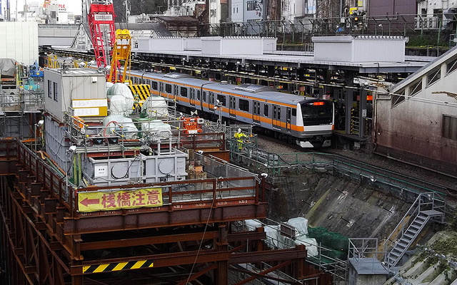 ホーム上空に人工地盤が出現した御茶ノ水駅（2017年1月23日撮影）