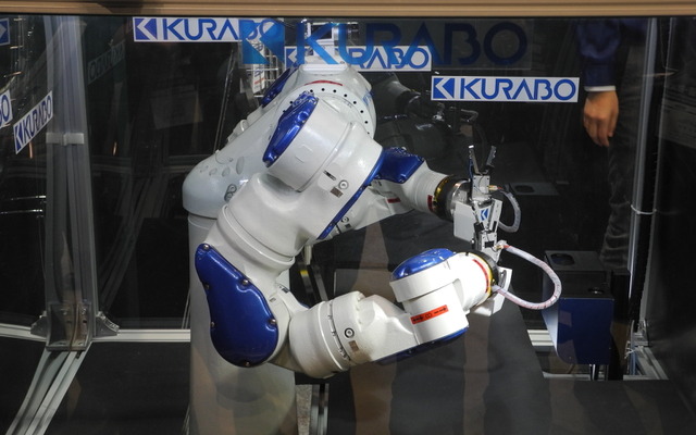 クラボウが展示したタオルを掴むロボット