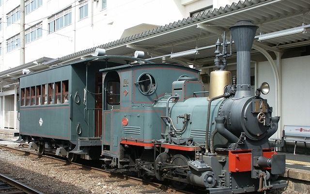 伊予鉄道は2018年4月をめどに持株会社制に移行する。写真は伊予鉄道の松山市内線で運行されている『坊ちゃん列車』。