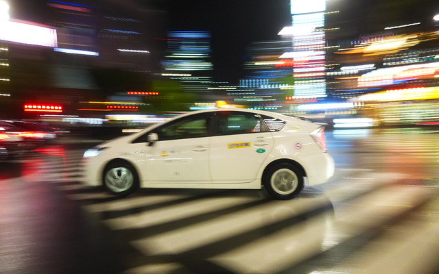 銀座の夜を行くタクシー