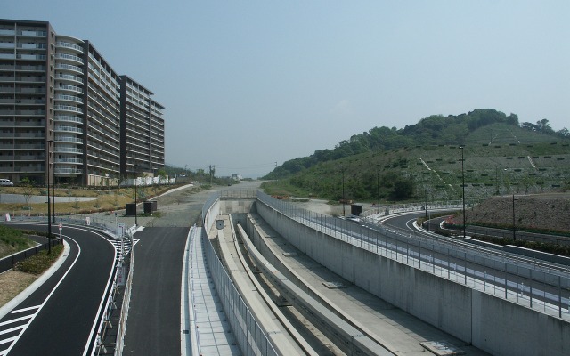 彩都線の終点・彩都西駅から軌道の終端部分を望む（2007年5月）。この先の延伸も計画されていたが、大阪府はこのほど延伸中止の方針を決めた。