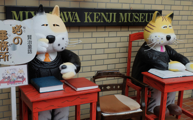 童話「猫の事務所」のマスコットがお出迎え。記念撮影もできる。