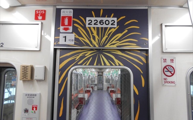 谷町線天満橋駅近くの天神祭の奉納花火をイメージした車内デザイン