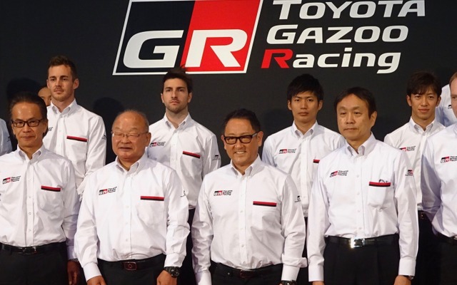 2日、トヨタGAZOOレーシングの記者会見に登壇した豊田社長（前列中央）　《撮影 池原照雄》