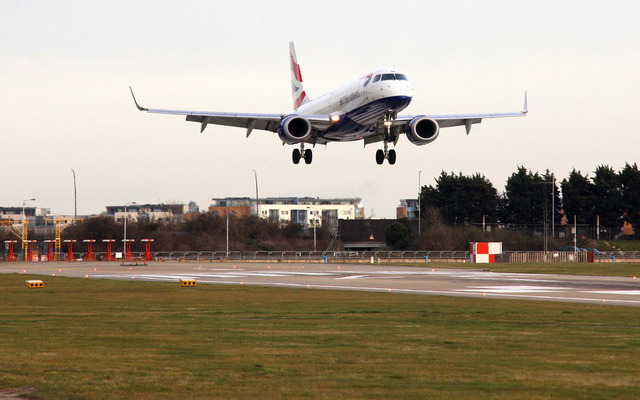 ロンドン・シティ空港から飛び立つBAシティフライヤー機