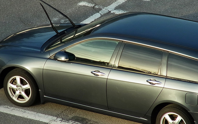 東京でもワイパーを立てて駐車するクルマを見かけるけど……