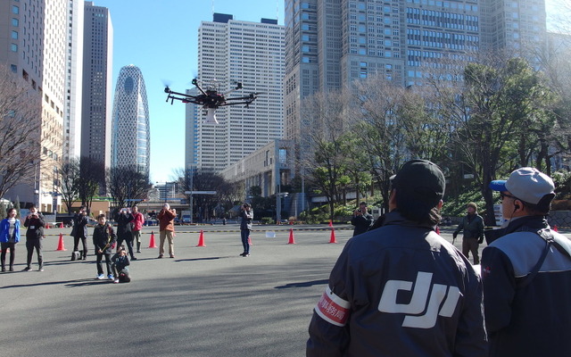 災害時のドローン活用の実証実験（2月11日、新宿中央公園）