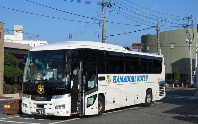 原ノ町駅で発車を待つ竜田行きの代行バス。2月16日から富岡に停車する。