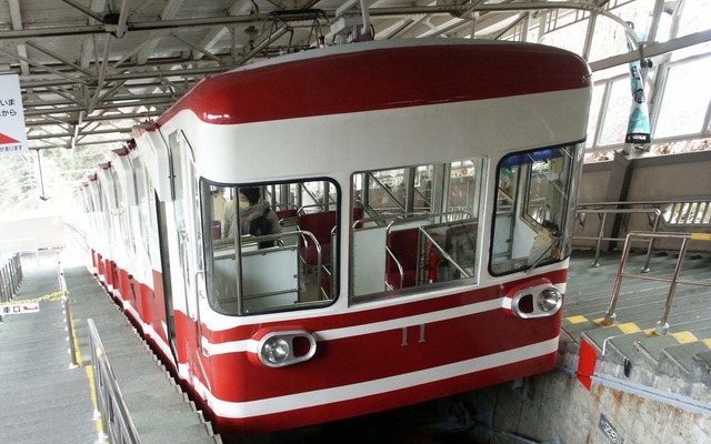 高野山駅で発車を待つケーブルカー。車両の故障に伴い当面の間運休する。