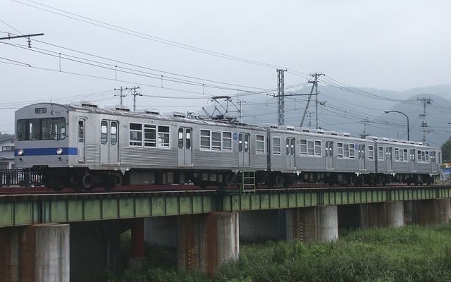 3両編成だった頃の第7111＋7316＋7212編成。現在は中間の7316号を抜いた2両で運用されているが、この2両も2月25日限りで引退する。
