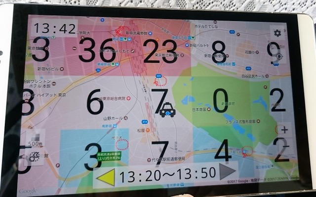 乗務員がもつタブレット。500メートル四方のエリアごとに、乗車人数予測のヒートマップが表示されている。