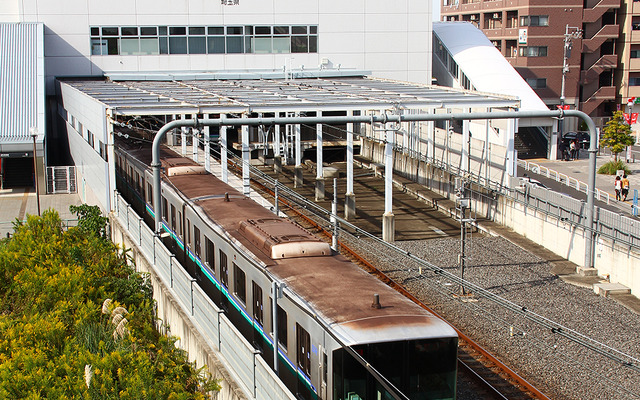 埼玉高速鉄道線の浦和美園駅。通常は使用していない臨時ホームを「酒場」にする。