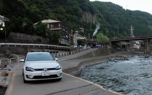 渓谷の両岸に温泉地が広がる。古めかしさが魅力の杖立温泉。