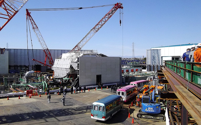 東名高速道と多摩堤通りが交差するエリアに建設中の東名ジャンクション。写真中央、白い建物の奥と手前の地下に2基のシールドマシンが収まり、写真右手へと進んでいく