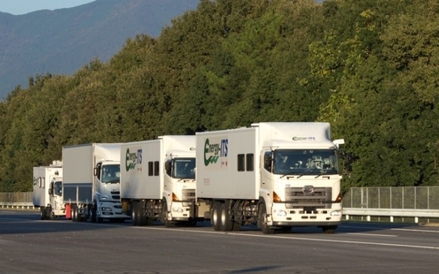 トラック隊列走行の実証風景