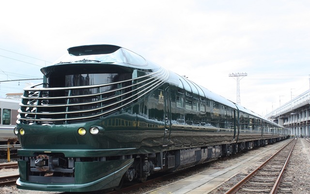 公開式典に続いて外観と車内が公開された87系寝台気動車。6月17日から運行されるクルーズ・トレイン『瑞風』で運用される。