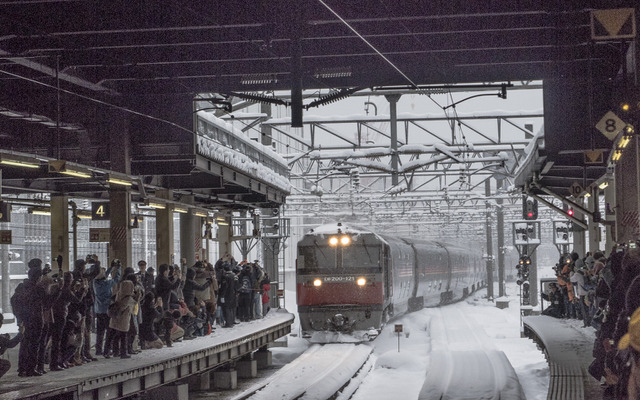 札幌駅4番ホームに入線する北海道最後の『カシオペア』。