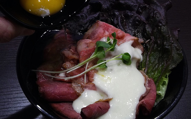 「伝説のすた丼屋」「名物すた丼の店」の春限定メニュー「W×Wローストビーフ丼」