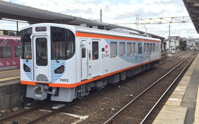 一畑電車は新型車両の増備を受けて4月にダイヤ改正を実施する。写真は新型車両の7000系。