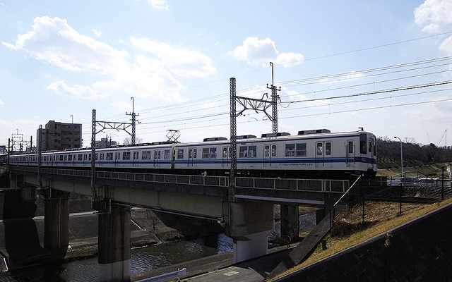 利根運河を渡る東武8000系