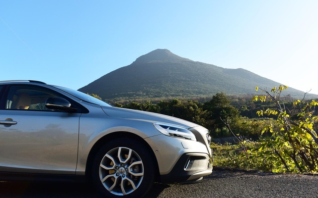 ボルボV40クロスカントリー D4 Summum。薩摩半島南端の火山、開聞岳の山麓にて。