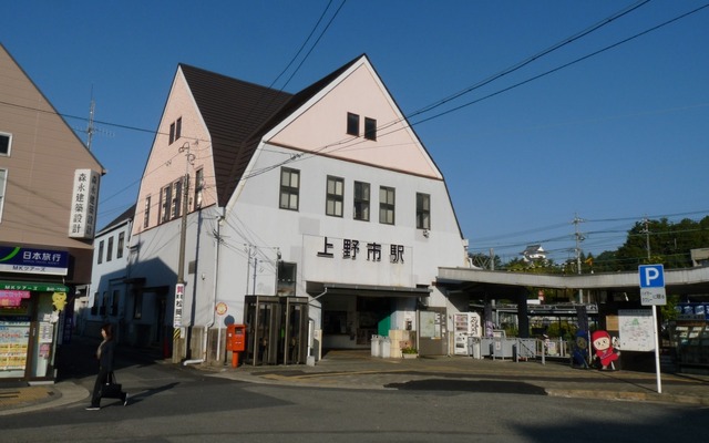 伊賀鉄道の上野市駅。公有民営方式への移行により、近鉄は施設と車両を伊賀市に無償譲渡する。