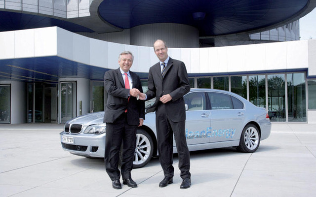 BMW、ドイツ最大のレンタカー会社の会長に水素自動車を貸与
