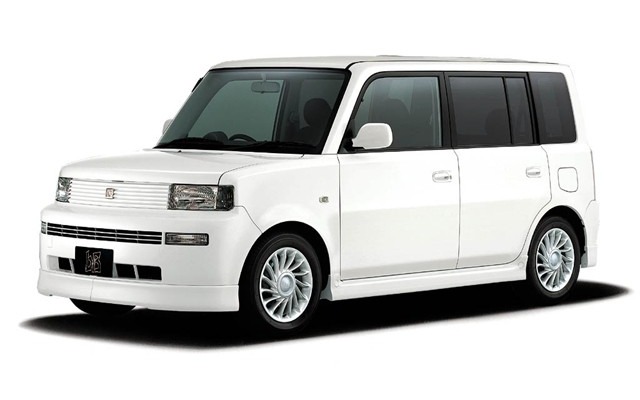 ホワイトの『bB』もカッコいいよ---クリスタル調の特別装備車