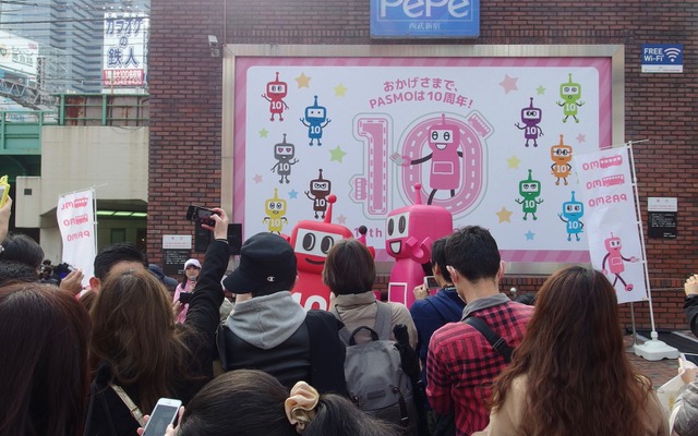 PASMOのミニロボットのお披露目イベント（西武新宿駅前）
