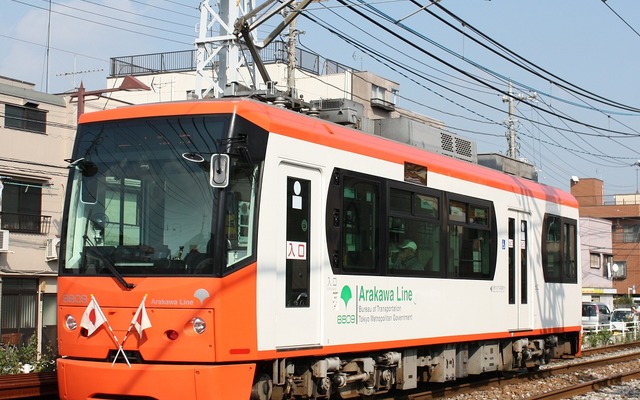 東京都交通局は都電荒川線に愛称を付ける。写真は「Arakawa Line」の文字が車体に描かれた都電8800形。