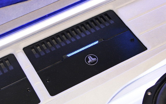 パワーアンプの取り付け例。製作：custom&car Audio PARADA（福井県）。