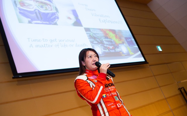 アジア女子大学第8回ファンドレイジングイベントでスピーチする、レーサーの井原慶子氏