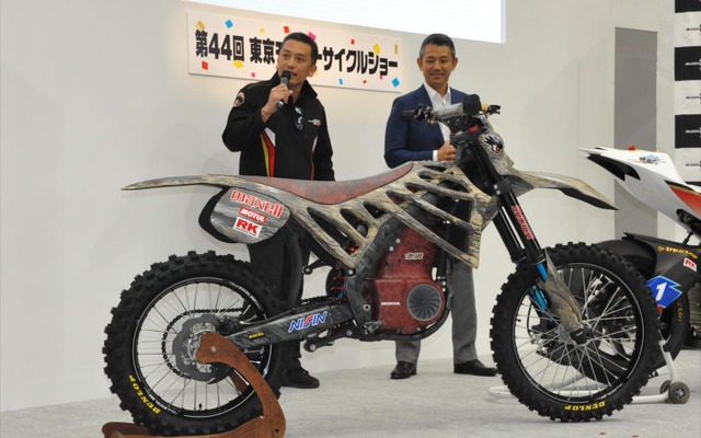 無限がホンダと共同開発する電動モトクロッサー『無限 Ｅ．ＲＥＸ（24日・江東区）宮田明広監督（左）と開発ライダーの宮城光氏（右）